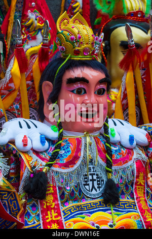 La taille de l'homme traditionnels costumes portés lors des défilés avant le début de la parade du nouvel an chinois Banque D'Images