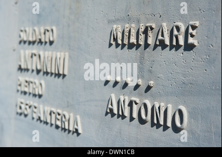 Fogliano Redipuglia, Italie- 9 mars 2014 : les noms d'identifier et de soldats inconnus tombés lors de la PREMIÈRE GUERRE MONDIALE à Redipuglia war memorial Banque D'Images