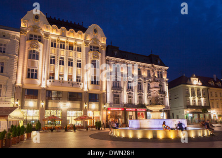 Hlavne Nam (place principale) au crépuscule, Bratislava, Slovaquie, Europe Banque D'Images