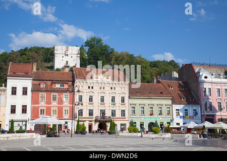 Tour Blanche et bâtiments dans Piata Sfatului, Brasov, en Transylvanie, Roumanie, Europe Banque D'Images