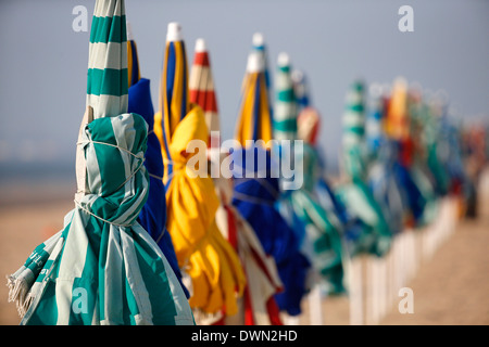 Parasols, Trouville-sur-Mer beach, Calvados, Normandie, France, Europe Banque D'Images