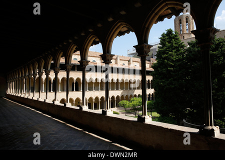 Cloître du Monastère de Pedralbes, Barcelone, Catalogne, Espagne, Europe Banque D'Images