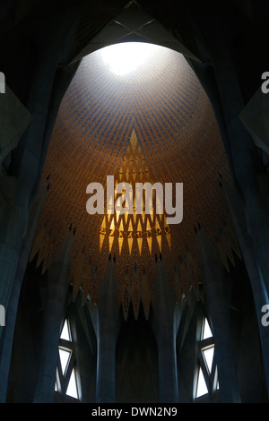 Puits de lumière, la Basilique de la Sagrada Familia, Barcelone, Catalogne, Espagne, Europe Banque D'Images
