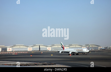 Airbus A340 d'Emirates à l'aéroport de Dubaï sur Décembre 09, 2012 À DUBAÏ, ÉMIRATS ARABES UNIS Banque D'Images