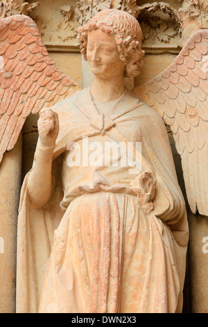 Ange gardien Saint-Nicaise, avant de l'Ouest, la cathédrale Notre-Dame de Reims, Site de l'UNESCO, Reims, Marne, Champagne-Ardenne, France Banque D'Images