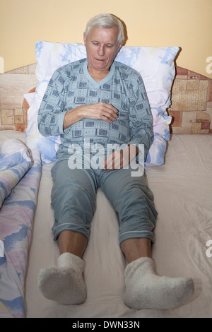 Senior man sleeping in bed. Banque D'Images
