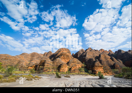 Rivière à sec avant de les monticules dans le Parc National de Purnululu, Site de l'UNESCO, de montagnes de Bungle Bungle, Australie Banque D'Images