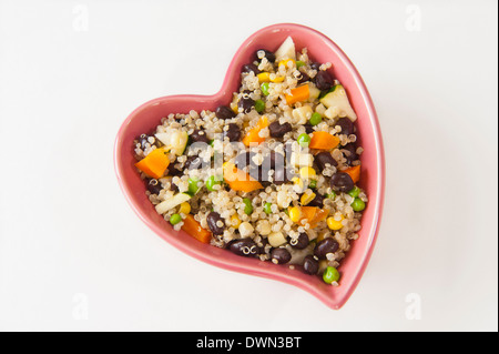 Plat en forme de coeur rempli de salade de légumes et quinoa Banque D'Images