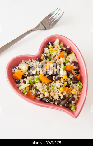 Plat en forme de coeur rempli de salade de légumes et quinoa Banque D'Images