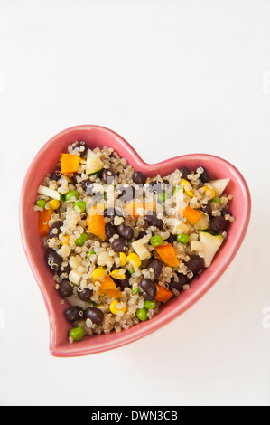 Plat en forme de coeur rempli de salade de légumes et quinoa Banque D'Images