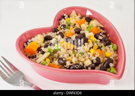 Le quinoa et légumes grillés dans un plat en forme de coeur Banque D'Images