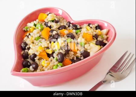 Le quinoa et légumes grillés dans un plat en forme de coeur Banque D'Images