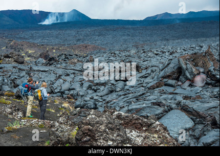 Les touristes debout à un flux de lave froide après une éruption du volcan Tolbachik, du Kamtchatka, la Russie, l'Eurasie Banque D'Images