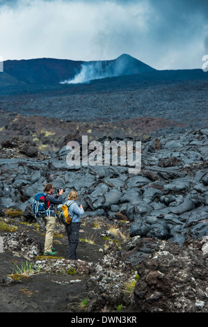 Les touristes debout à un flux de lave froide après une éruption du volcan Tolbachik, du Kamtchatka, la Russie, l'Eurasie Banque D'Images