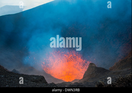 Éruption de laves actives sur le volcan Tolbachik, du Kamtchatka, la Russie, l'Eurasie Banque D'Images