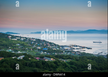 La baie d'Avacha près de Petropavlovsk-kamtchatski au coucher du soleil, du Kamtchatka, la Russie, l'Eurasie Banque D'Images