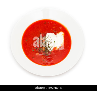 National ukrainien et russe le bortsch rouge avec de la crème et les herbes libre. Isolé sur fond blanc. Vue d'en haut. Banque D'Images