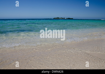 Le Belize, district de Toledo, La sapotille Cayes Réserve Marine, Lime Caye. La mer des Caraïbes avec vue sur la plage de Lime Caye. Banque D'Images