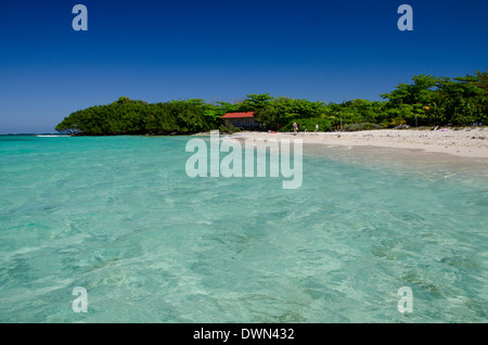 Le Belize, district de Toledo, La sapotille Cayes Réserve Marine, Lime Caye. La mer des Caraïbes avec vue sur la plage de Lime Caye. Banque D'Images