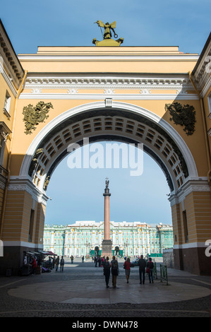 La place du palais avec la colonne Alexandre en face de l'Ermitage (Palais d'hiver), site de l'UNESCO, Saint-Pétersbourg, Russie Banque D'Images