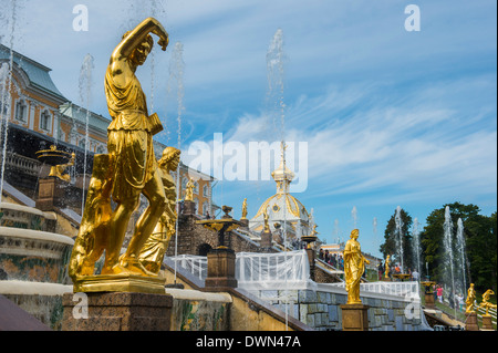 La fontaine Samson en face du Grand Palais de Peterhof (Petrodvorets), UNESCO World Heritage Site, Saint-Pétersbourg, Russie Banque D'Images