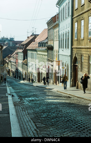 La rue 81, à Zagreb, avec la montée de Gornji Grad. Banque D'Images