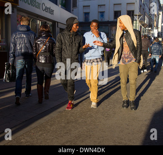 3 trois jeunes garçons adolescents adolescents noir street Banque D'Images