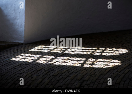 Les ombres dures à travers la vitre d'Arches Banque D'Images