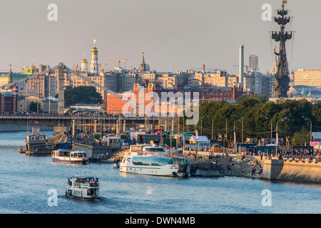 Vue sur la ville et la rivière Moskva (Moscou) La rivière au coucher du soleil, Moscou, Russie, Europe Banque D'Images
