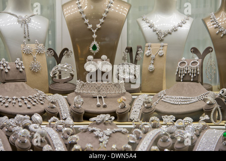 L'Asie, la Turquie, Istanbul. Le Grand Bazar (aka Kapalicarsi). Blanc haut de gamme Gold et Platinum bijoux pour la vente dans le bazar. Banque D'Images