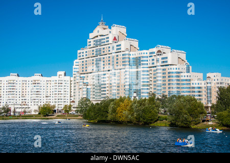 Les immeubles le long de la rivière Svislach, Minsk, Biélorussie, Europe Banque D'Images
