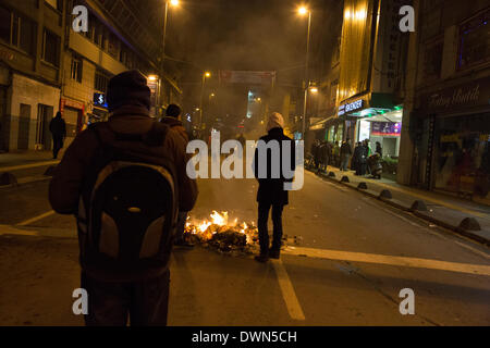 Istanbul, Turquie. 11 mars 2014. Des barricades sont allumés au cours d'affrontements entre manifestants et la police à Kadikoy, Istanbul, Turquie, le 11 mars 2014 Credit : Bikem Ekberzade/Alamy Live News Banque D'Images