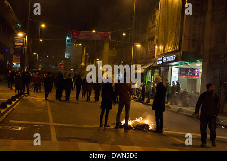 Istanbul, Turquie. 11 mars 2014. Des barricades sont allumés au cours d'affrontements entre manifestants et la police à Kadikoy, Istanbul, Turquie, le 11 mars 2014 Credit : Bikem Ekberzade/Alamy Live News Banque D'Images