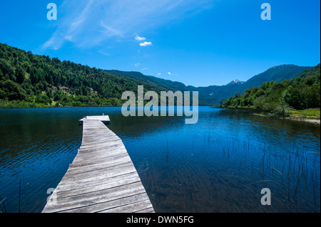 Jetée de bateau en bois sur le lac Tinquilco dans le sud du Chili, Huerquehue Banque D'Images