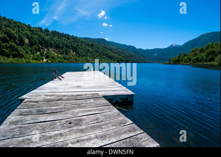 Jetée de bateau en bois sur le lac Tinquilco dans le sud du Chili, Huerquehue Banque D'Images