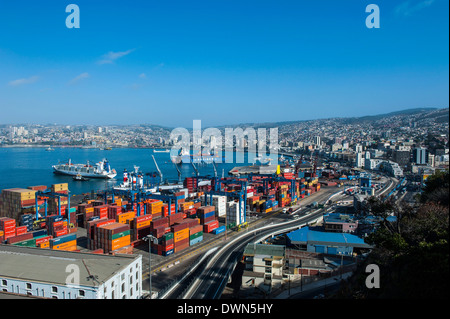 Vue sur le port de fret de Valparaiso, Chili, Amérique du Sud Banque D'Images