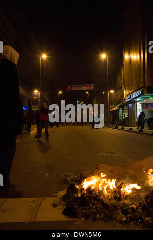 Istanbul, Turquie. 11 mars 2014. Des barricades sont allumés au cours d'affrontements entre manifestants et la police à Kadikoy, Istanbul, Turquie, le 11 mars 2014 Credit : Bikem Ekberzade/Alamy Live News Banque D'Images