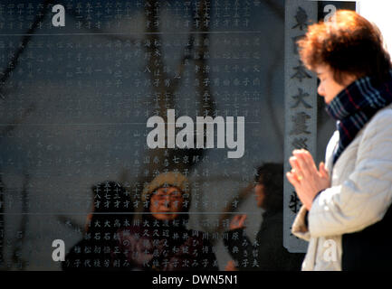 Sendai, Japon. Mar 11, 2014. Familles endeuillées, proches et amis revoir Arahama Beach, rendant hommage aux victimes du tsunami dans la région de Sendai, préfecture de Miyagi, le mardi 11 mars 2014. Le Japon a marqué le troisième anniversaire du séisme-tsunami diaster qui a balayé la vie de 18 000 personnes, détruit les villes, villes et villages de pêcheurs de la côte Pacifique nord-est du pays. Credit : Natsuki Sakai/AFLO/Alamy Live News Banque D'Images