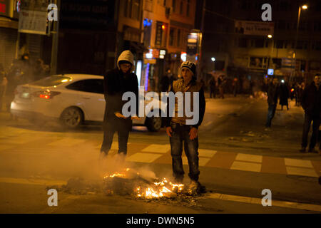 Istanbul, Turquie. 11 mars 2014. Des barricades sont allumés au cours d'affrontements entre manifestants et la police à Kadikoy, Istanbul, Turquie, le 11 mars 2014 Credit : Bikem Ekberzade/Alamy Live News Banque D'Images