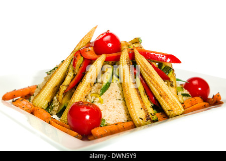 Couscous aux légumes avec les poireaux, carottes et maïs bébé Banque D'Images