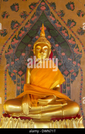 Statue du Bouddha d'or de Wat Arun (le temple de l'aube), Bangkok, Thaïlande, Asie du Sud-Est, Asie Banque D'Images