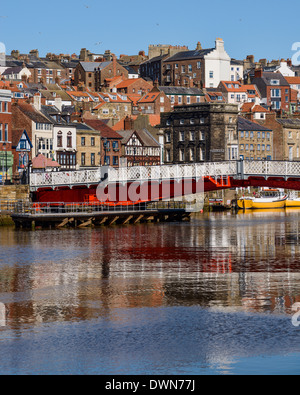 Le pont tournant sur la rivière Esk, Whitby, North Yorkshire, Yorkshire, Angleterre, Royaume-Uni, Europe Banque D'Images