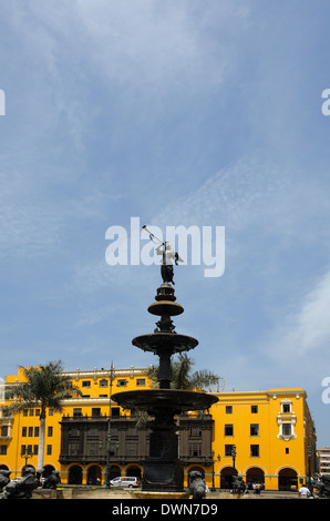 Fontaine en bronze avec la statue de l'Ange de la renommée, la Plaza Mayor, Lima, Pérou Banque D'Images