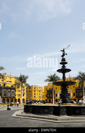 Fontaine en bronze avec la statue de l'Ange de la renommée, la Plaza Mayor, Lima, Pérou Banque D'Images