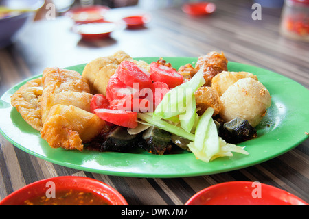 Cinq ONG Hiang Épices saucisses frites assaisonnées Fishballs Tofu plat local oeufs siècle préservé Banque D'Images