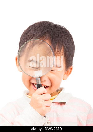 Asian boy holding magnifier et fermer les yeux isolated on white Banque D'Images