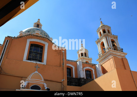 Dome et les clochers de l'église le haut de la Grande Pyramide de Cholula, Puebla, Mexique Banque D'Images