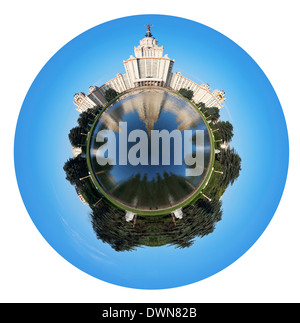 Petite Planète - vue sphérique de l'Université d'État Lomonossov de Moscou et l'étang de la fontaine en été jour isolé sur fond blanc Banque D'Images