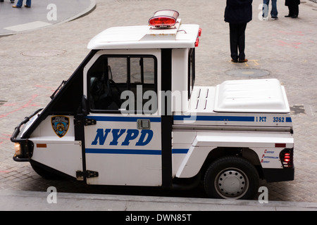 Un département de la Police de New York 3 intercepteur à roues scooter garé sur Wall Street à New York City Banque D'Images