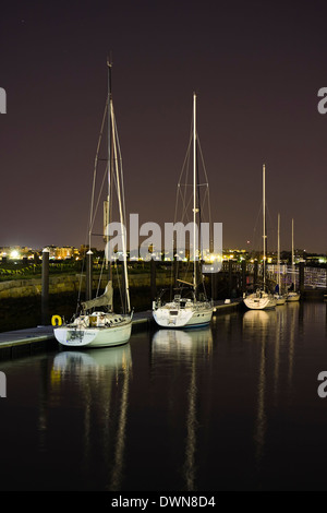 Voiliers amarrés au quai du ventilateur Marina dans le port de Boston Banque D'Images